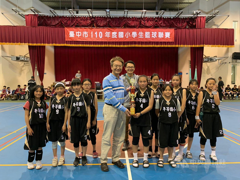 平等國小位於台中市和平區環山部落,地處台中、宜蘭交界,面對資源不足窘境,平等國小女籃隊小將憑藉爆發力與勇氣,取得台中市代表隊的資格,前進全國大賽,寫下創校105年來首度進軍全國的紀錄。(平等國小提供)中央社記者趙麗妍傳真 110年3月18日