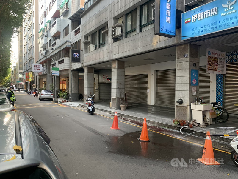許姓男子等3人18日在台中市西屯區當街持刀砍斷吳姓男子手掌後丟棄水溝，3人犯後到警局投案，警方初步調查，雙方是債務糾紛。圖為案發現場。（翻攝畫面）中央社記者蘇木春傳真 110年3月18日