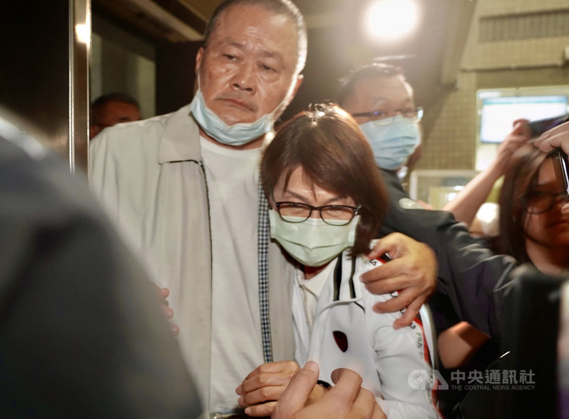 高雄市議會議長曾麗燕（中右白衣者）涉浮報助理費案，檢調18日發動搜索並約談曾麗燕釐清案情，晚間將她移送高雄地檢署複訊。中央社記者董俊志攝 110年3月18日