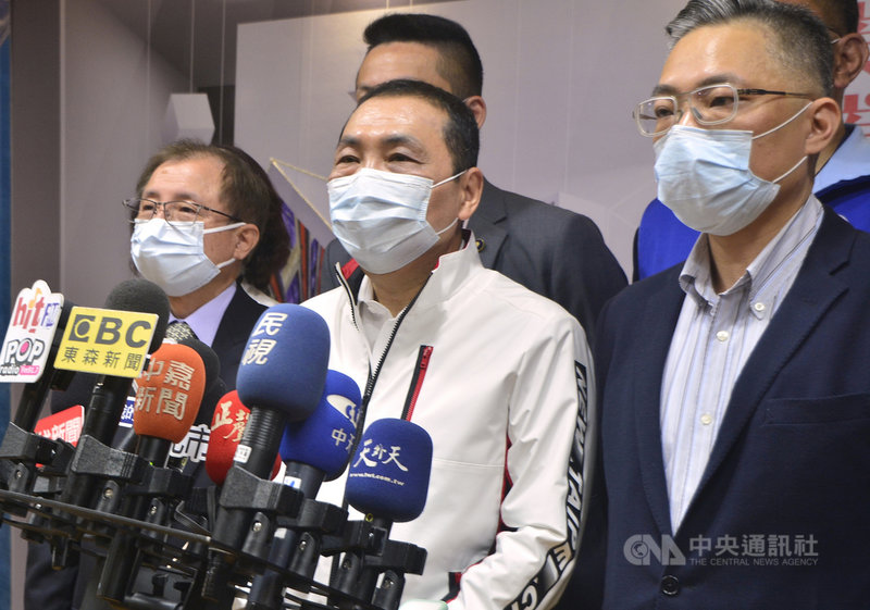 新北市長侯友宜（前中）18日接受聯訪表示，自己的水肥自己承擔，這是新北市應有認知，新北將興建兩座水肥投入站，將採取封閉型設施不會有臭味。中央社記者黃旭昇新北攝 110年3月18日