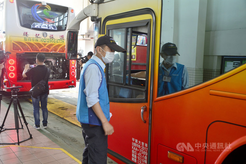 騰龍通運公司遊覽車18日在台北區監理所接受臨時檢驗,檢驗員需檢驗項目包括地磅測量重量、前輪定位、煞車、外觀、安全門、內裝以及安全帶等。中央社記者黃旭昇新北市攝 110年3月18日