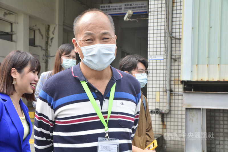 日前蘇花公路遊覽車重大車禍為騰龍通運公司遊覽車,台北區監理所副所長楊聰賢(前)18日表示,同車型其他3輛遊覽車19日將由車輛安全審驗中心會同技師一同複驗整體結構安全。中央社記者黃旭昇新北市攝 110年3月18日