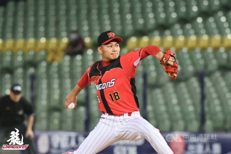 中華職棒味全龍隊年僅20歲的投手徐若熙，17日生涯初登板，用62球投3.2局，被敲3支安打，飆出11次三振，無失分，讓他一戰成名、登上WBSC官網。（味全龍隊提供）中央社記者楊啟芳傳真  110年3月18日
