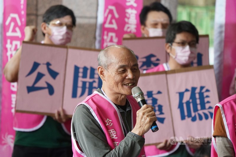 珍愛藻礁公投領銜人潘忠政(前)18日表示,70萬民意可等同台灣大多數人民意,期待執政黨能夠反思政策是否出了問題,認真面對聽證會,把謊言釐清,如果不釐清,台灣恐持續往對立、紛亂方向走下去。中央社記者徐肇昌攝 110年3月18日