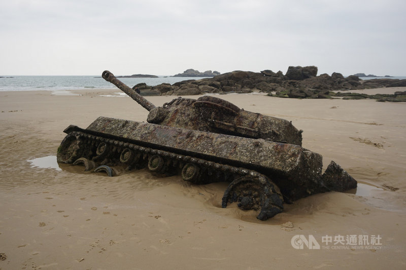 金門防衛指揮部表示,歐厝海灘在民國80年代為金防部戰車砲射擊場,這輛戰車當時為戰車砲射擊訓練的目標靶,後因訓場裁撤,戰車留置現地,現在反而成了金門網紅景點。中央社記者黃慧敏攝 110年3月18日
