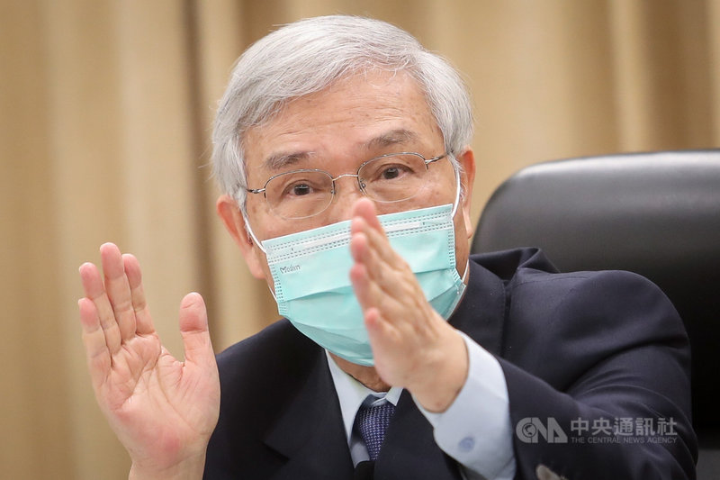 中央銀行18日舉行第1季理監事會,總裁楊金龍會後出席記者會表示,對2021年經濟展望則更為樂觀,上修今年經濟成長率至4.53%。中央社記者裴禛攝 110年3月18日