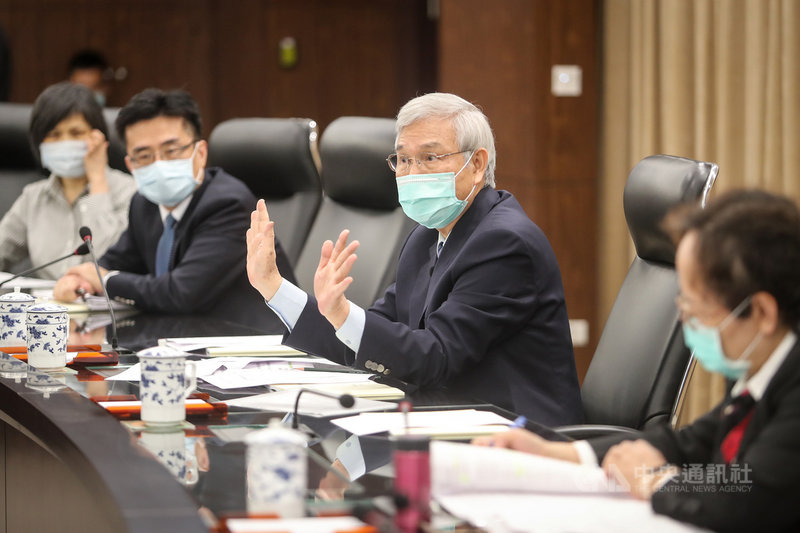 新台幣去年以來強勢升值,傳產叫苦連天,日前也有央行理事憂心台灣將患「荷蘭病」;中央銀行18日表示,去年傳產表現不佳,新台幣升值並非主因,不過政府加速加入CPTPP及其他雙邊FTA,有助提升傳產競爭力。央行總裁楊金龍(右2)下午在台北出席記者會說明。中央社記者裴禛攝 110年3月18日