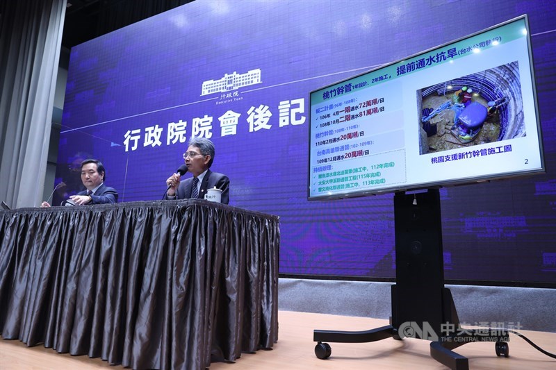 行政院會後記者會18日在新聞中心舉行,邀請經濟部水利署長賴建信(右)出席說明水情各項因應作為。左為行政院政務委員兼發言人羅秉成。中央社記者鄭傑文攝 110年3月18日