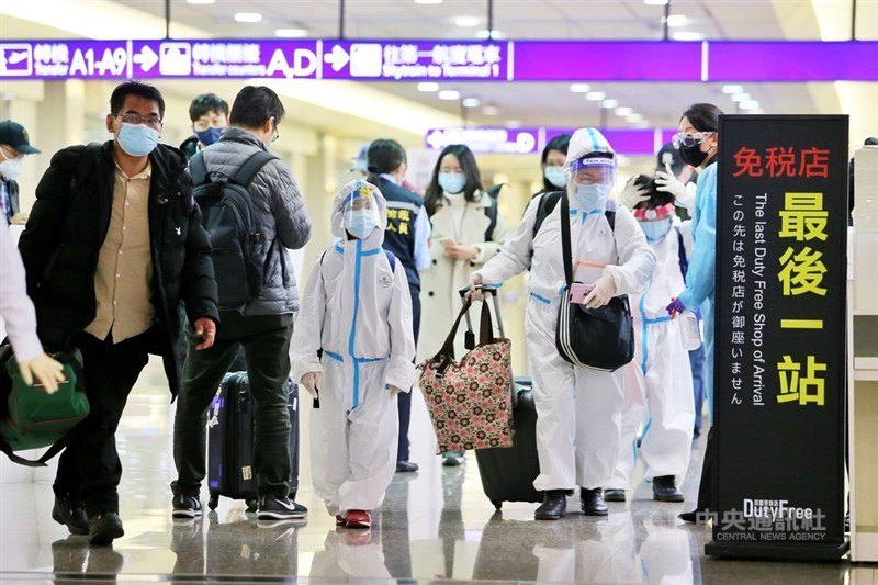 中央流行疫情指揮中心3日宣布,國內新增6例境外移入武漢肺炎病例。圖為桃園機場入境旅客。(中央社檔案照片)