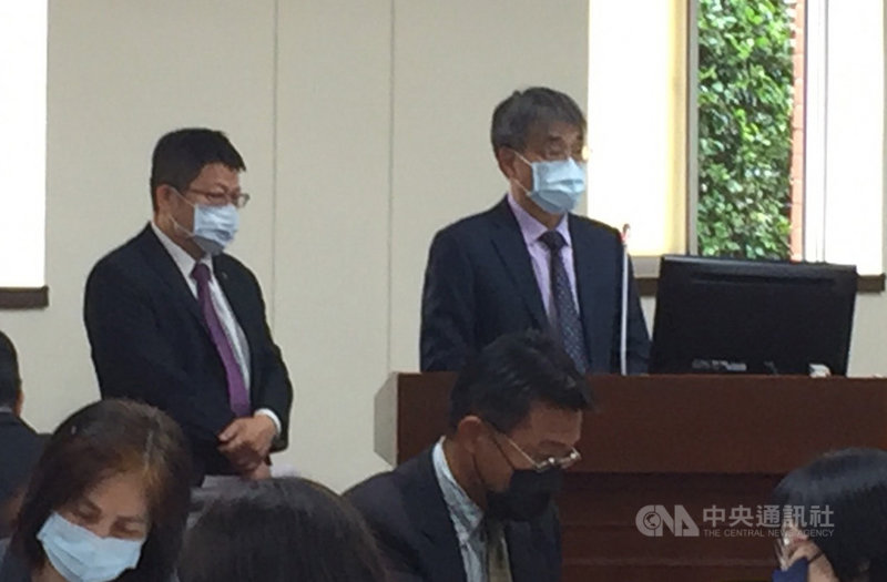 中國3月起暫緩進口台灣鳳梨、接著又拋出農林22條,引發農產保衛戰。農委會日前說會仿效日本修正「植物品種及種苗法」祭出刑責防品種及技術外流,副主委陳駿季(後右)18日在立法院經濟委員會表示,草案預計6月底前研擬完成。中央社記者楊淑閔攝 110年3月18日