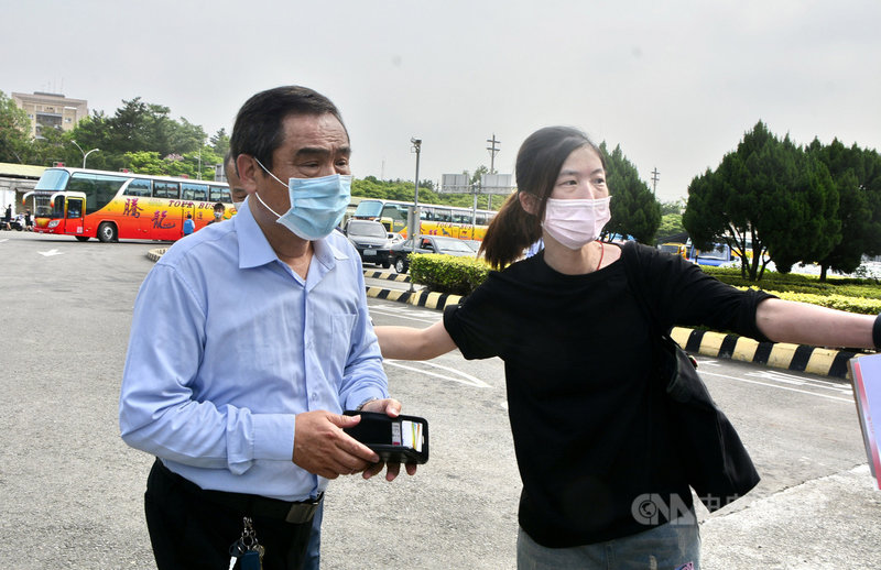 遊覽車業者騰龍通運公司負責人陳聰騰(左)18日在台北區監理所受訪時,鞠躬向車禍受難者與傷患道歉,他說,針對宜蘭蘇花公路車禍,一定會負起責任理賠死傷者。中央社記者黃旭昇新北攝 110年3月18日