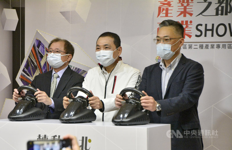 新竹物流總經理李正義（左起）、新北市長侯友宜、輝達玻璃總經理陳逸賢，18日簽約啟動「台北港特定區第二種產業專用區招商案」，預估創造近600個就業機會，盼將八里打造成為新興產業園區。中央社記者黃旭昇新北攝  110年3月18日