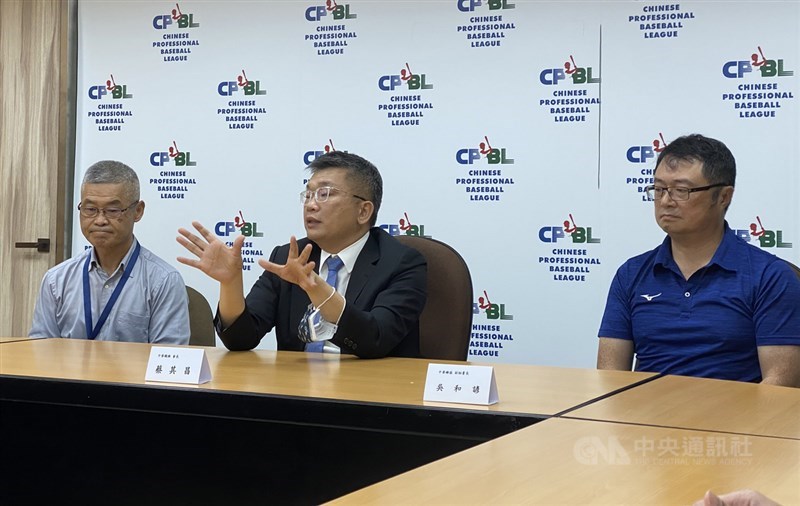 中華職棒18日和棒協進行首次6搶1資格賽籌備會議,中職和棒協各提一份防疫計畫,分為A版本及B版本,都會交給指揮中心做決定。中職會長蔡其昌(中)表示,「一切以中心的指示為主,或許也有融合的C案」。圖左為中職秘書長楊清瓏、右為棒協副祕書長吳和諺。中央社記者楊啟芳攝 110年3月18日