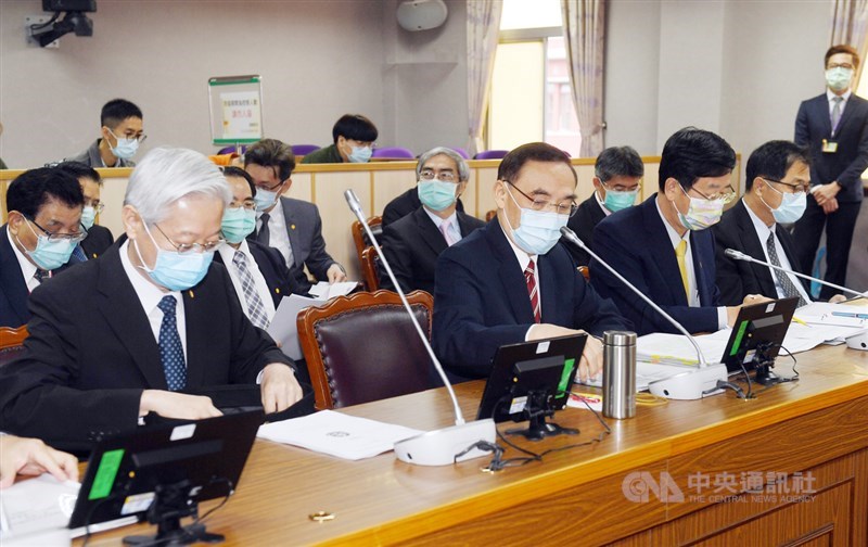 立法院司法及法制委員會18日就翁茂鍾案進行專題報告,司法院祕書長林輝煌(前左起)、法務部長蔡清祥、調查局長呂文忠等受邀列席並備詢。中央社記者施宗暉攝 110年3月18日