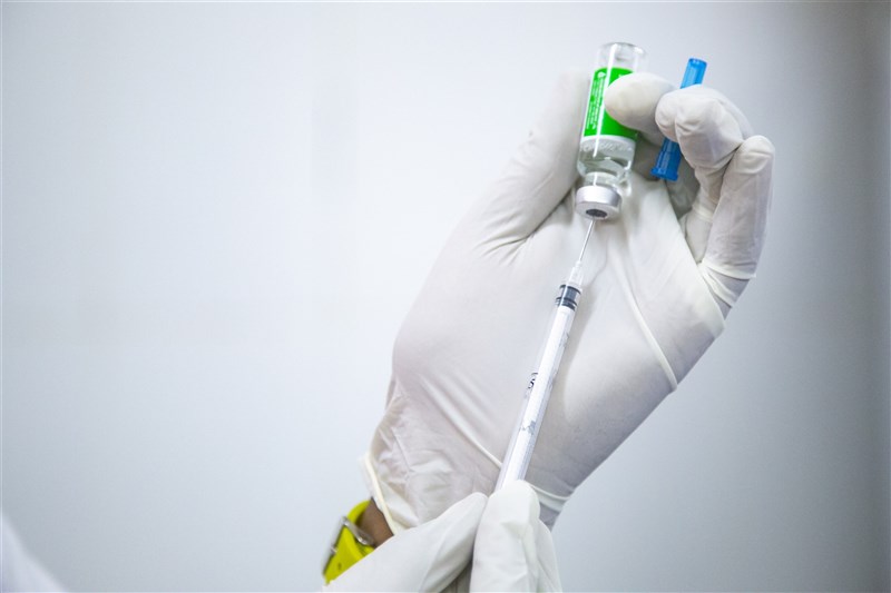 世界衛生組織17日表示,專家仍在評估阿斯特捷利康(AstraZeneca)2019冠狀病毒疾病疫苗的安全性資料,但建議繼續進行此疫苗的施打計畫。圖為蘇丹施打的AZ疫苗。(安納杜魯新聞社)