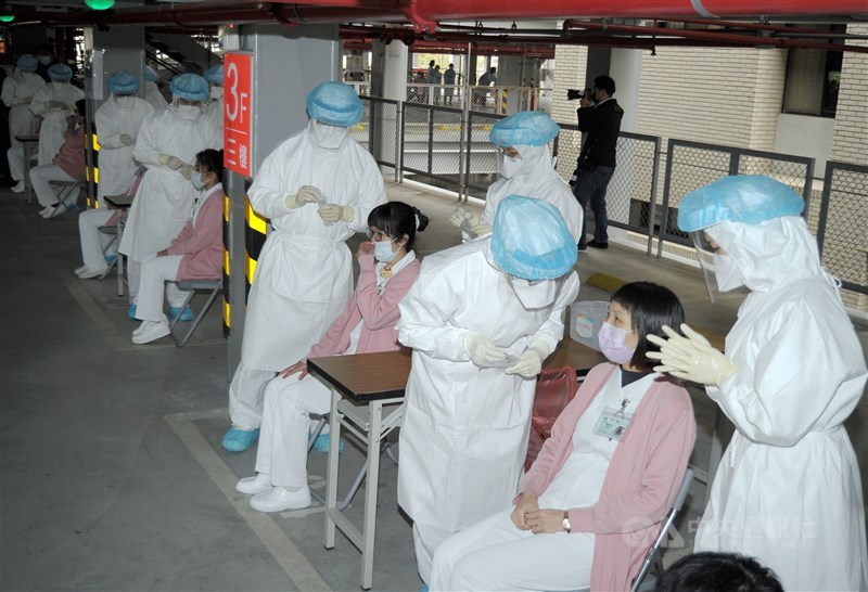 牛津AZ疫苗最快22日開打,衛福部長陳時中18日表示,未來開放接種後,首批接種醫護可望超過10萬人。圖為桃園醫院醫護人員示範清零計畫時全院採檢的情形。(中央社檔案照片)