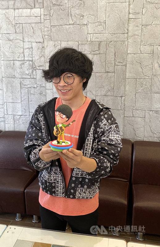 弘道基金會舉辦不老騎士為愛千里活動，歌手盧廣仲帶領28名平均72歲的長輩從台中市出發，騎單車來到彰化巫家捏麵館休息，館方贈送盧廣仲捏麵人作為紀念。中央社記者吳哲豪彰化攝 110年3月18日