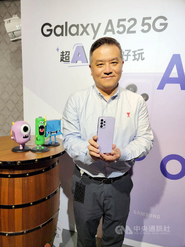 台灣三星Galaxy A系列去年在台銷量年增近4成,宣布推出5G新機Galaxy A52 5G防水豆豆機。圖台灣三星電子行動與資訊事業部副總經理陳啟蒙。中央社記者江明晏攝 110年3月18日