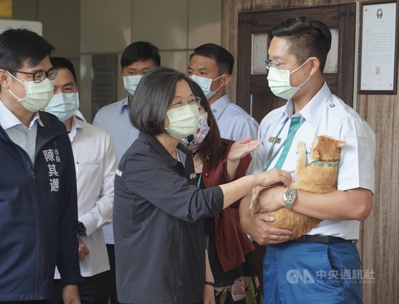 總統蔡英文(前中)在高雄市長陳其邁(前左)邀請下,19日上午到高雄捷運橋頭糖廠站訪視橘貓站長「蜜柑」。中央社記者董俊志攝 110年3月19日