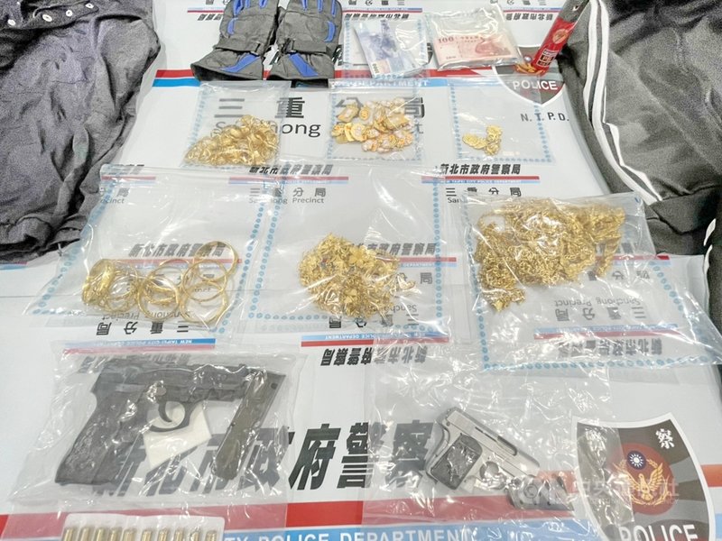 新北市政府警察局刑事警察大隊與專案小組偵辦三重銀樓搶案,19日中午在三峽區逮捕最後1名在逃的王姓嫌犯,起出金飾,並在夏姓女嫌高雄住處起獲一批黃金贓物。(警方提供)中央社記者黃旭昇新北傳真 110年3月19日