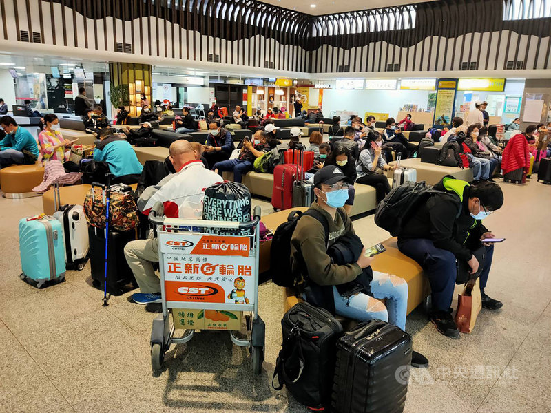 金門縣19日午後因濃霧籠罩，尚義機場下午近5時能見度降到500公尺，低於跑道降落標準，多個航班取消，大批旅客受影響。（民眾提供）中央社記者黃慧敏傳真  110年3月19日