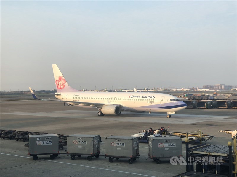 中華航空19日證實有2名空服員違規外出,將按公司獎懲規定處分。(中央社檔案照片)