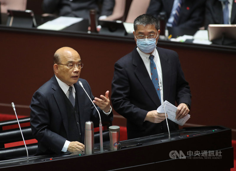 中央銀行打炒房再出重手,行政院長蘇貞昌(左)19日在立法院表示,央行的措施是為了打炒房,實現居住正義。右為內政部長徐國勇。中央社記者裴禛攝 110年3月19日