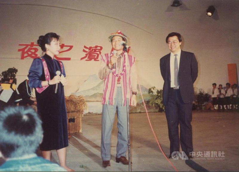 已故「噶瑪蘭族之父」偕萬來（中）於1987年在台北新公園「豐濱之夜」介紹噶瑪蘭族，中晚年致力為噶瑪蘭族正名奔走長達10餘年。（偕萬來家屬提供）中央社記者張祈傳真  110年3月19日