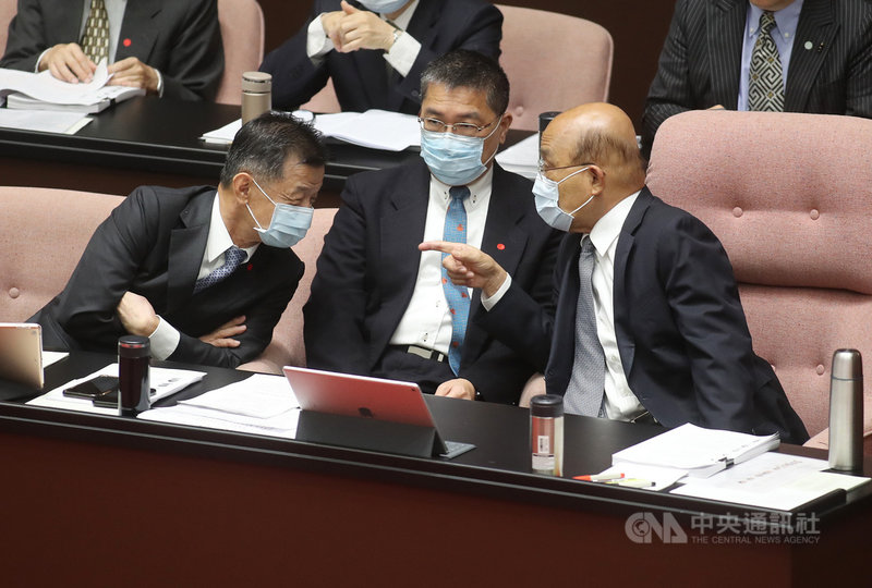 立法院19日舉行院會,邀請行政院長蘇貞昌(右)率各部會官員進行施政總質詢,席間蘇貞昌與內政部長徐國勇(中)、陸委會主委邱太三(左)交換意見。中央社記者裴禛攝 110年3月19日