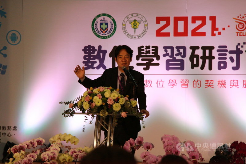 「跨疫情時代數位學習的契機與展望研討會」19日在亞洲大學舉行,副總統賴清德致詞表示,後疫情與跨疫情時代,數位學習是新的常態,希望大家一起來,朝發展數位經濟的方向努力。中央社記者蘇木春攝 110年3月19日