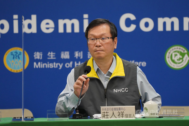 中央流行疫情指揮中心發言人莊人祥19日下午宣布再新增6例武漢肺炎境外移入病例,也讓台灣累計確診個案突破千例大關。中央社記者徐肇昌攝 110年3月19日