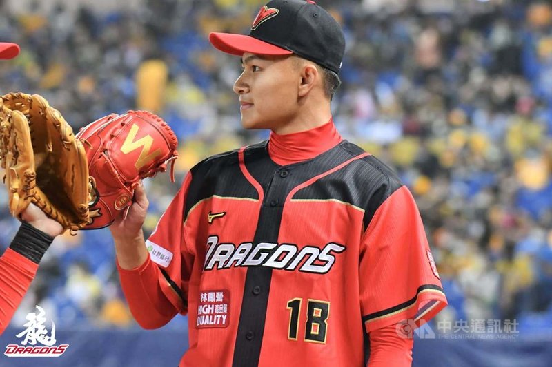 中華職棒味全龍隊年僅20歲的投手徐若熙,17日初登板演出3.2局11個出局數全飆出三振的表現獲日本、韓國媒體關注,以超級新人、怪物新人來形容他。(味全龍提供)中央社記者楊啟芳傳真 110年3月19日