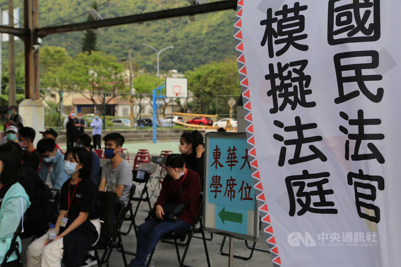 司法院國民法官模擬法庭活動19日首次前進東台灣社區、深入原鄉部落,在花蓮秀林富世部落舉行,盼為2023 年正式上路的國民法官制度做好準備。(花蓮地方法院提供)中央社記者張祈傳真 110年3月19日