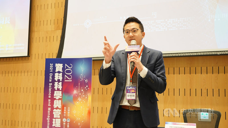 金屬工業研究發展中心與中山大學19日舉辦第一屆「資料科學與管理論壇」,雙方並簽署合作備忘錄,高雄市經發局長廖泰翔也出席見證。(高雄市政府提供)中央社 110年3月19日
