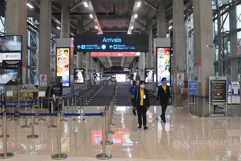 泰國政府重振經濟,預計從10月1日起,接種過疫苗的國際旅客入境普吉島、甲米、攀牙、清邁和巴達雅不再需要隔離。圖為曼谷蘇凡納布機場旅客入境處。(中央社檔案照片)
