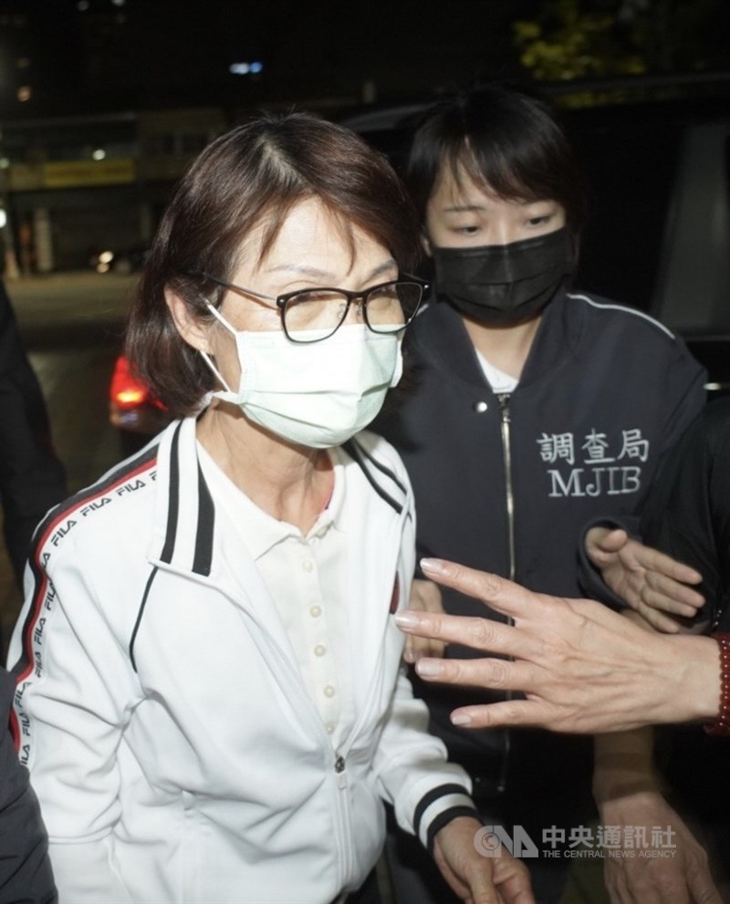 高雄市議長曾麗燕涉嫌不實申報助理費,被檢調搜索約談,19日凌晨被裁定新台幣200萬元交保。中央社記者董俊志 攝 110年3月19日