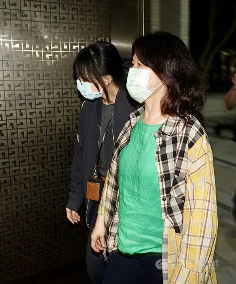 國民黨籍高雄市議長曾麗燕涉嫌不實申報助理費,被以貪污罪被告身分傳喚到案,19日凌晨經檢方複訊,諭令曾麗燕以新台幣200萬元交保候傳,至於協助她經手助理費的曾麗燕胞妹(前)則被檢方聲請羈押。中央社記者董俊志攝 110年3月19日