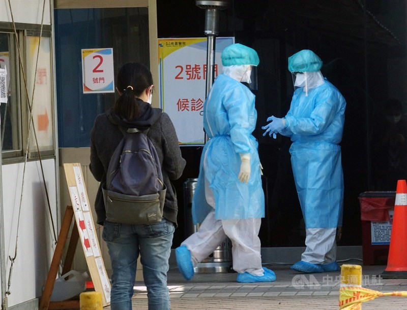衛福部20日宣布醫護染疫補償上限從35萬元調高至100萬元,且溯及既往。圖為桃園醫院2月6日執行「清零計畫」於急診處前設戶外採檢區。(中央社檔案照片)