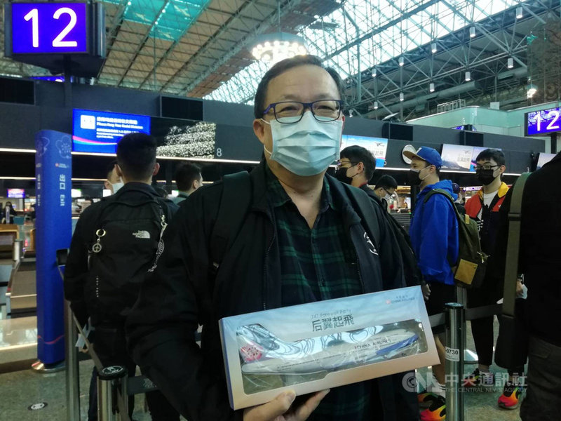波音747-400飛機享「空中女王」美譽,中華航空今年將汰除最後4架客機,20日舉行告別秀Farewell Party「后翼起飛」,資深航空迷皮先生特地穿上747-400紀念夾克,開心拿著華航送的模型機。中央社記者汪淑芬攝 110年3月20日