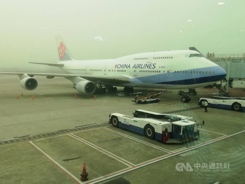 華航最後4架波音747-400客機2021年將除役,20日舉行告別秀Farewell Party「后翼起飛」,執行飛行任務的飛機編號為B-18215,航班班號為CI-2747,這是波音公司生產的最後一架747-400,20日的飛行也是華航747-400最後一趟載客。中央社記者汪淑芬攝 110年3月20日