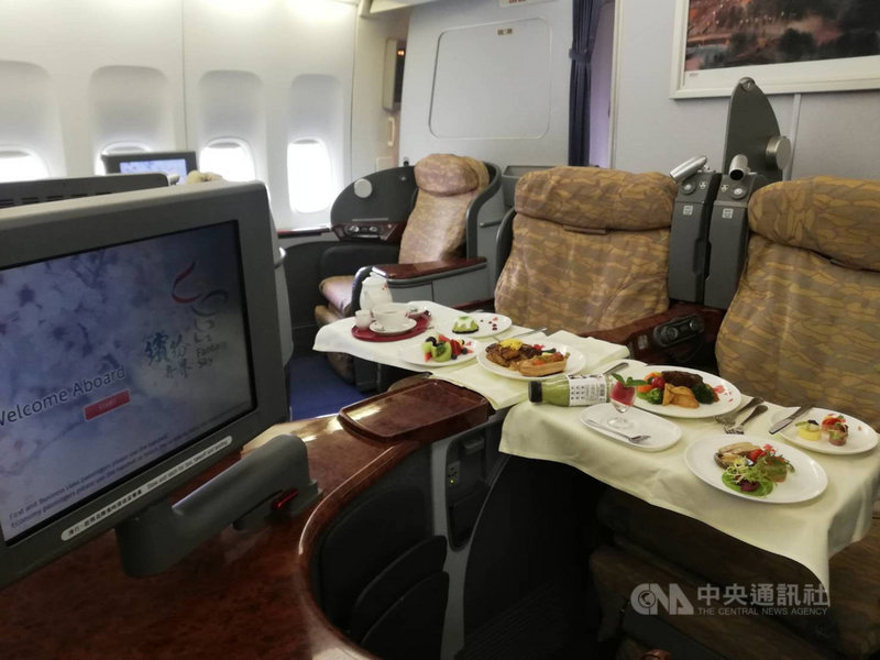 華航最後4架波音747-400客機2021年將除役,20日舉行告別秀,帶旅客到日本靜岡上空微旅行,華航747-400是現在少見有頭等艙設計的飛機。中央社記者汪淑芬攝 110年3月20日