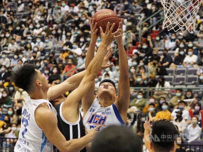 109學年度大專籃球聯賽(UBA)4強決賽20日在台北小巨蛋登場,終場政治大學以76比57擊敗健行科技大學,晉級男子組冠軍賽。中央社記者徐肇昌攝 110年3月20日