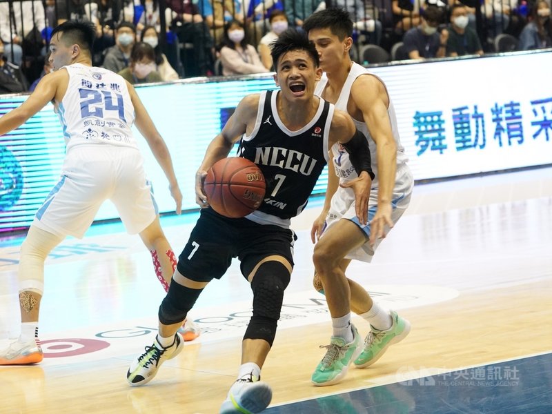 109學年度大專籃球聯賽(UBA)4強決賽20日在台北小巨蛋登場,政治大學游艾喆(中)轟下27分,終場由政大以76比57擊敗衛冕軍健行科大,首度叩關冠軍賽。中央社記者徐肇昌攝 110年3月20日
