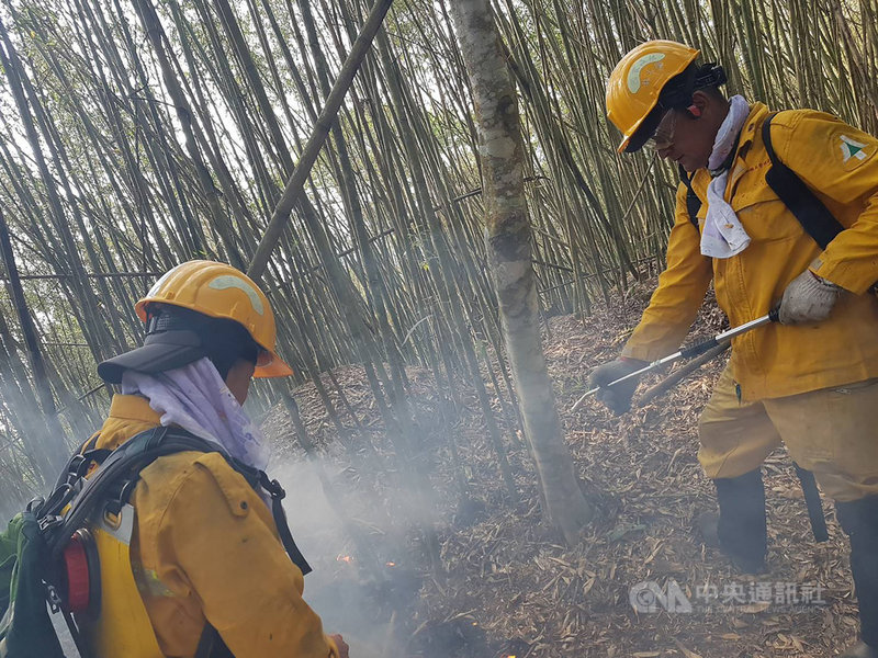 阿里山森林大火從18日下午燃燒至今,嘉義林管處人員持續動員滅火,20日晚間尚有2處餘火未滅,目前2處餘火都在陡峭邊坡,人力難以到達,已申請直升機協助。(嘉義林管處提供)中央社記者蔡智明傳真 110年3月20日