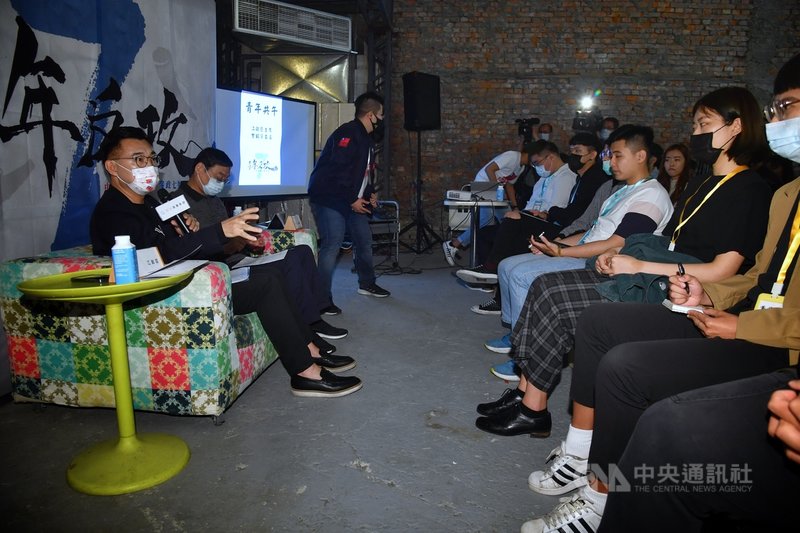 國民黨主席江啟臣(前左)20日下午在台北出席「青年住好願景營-青年共午」活動,與青年世代對談居住正義。中央社記者王飛華攝 110年3月20日