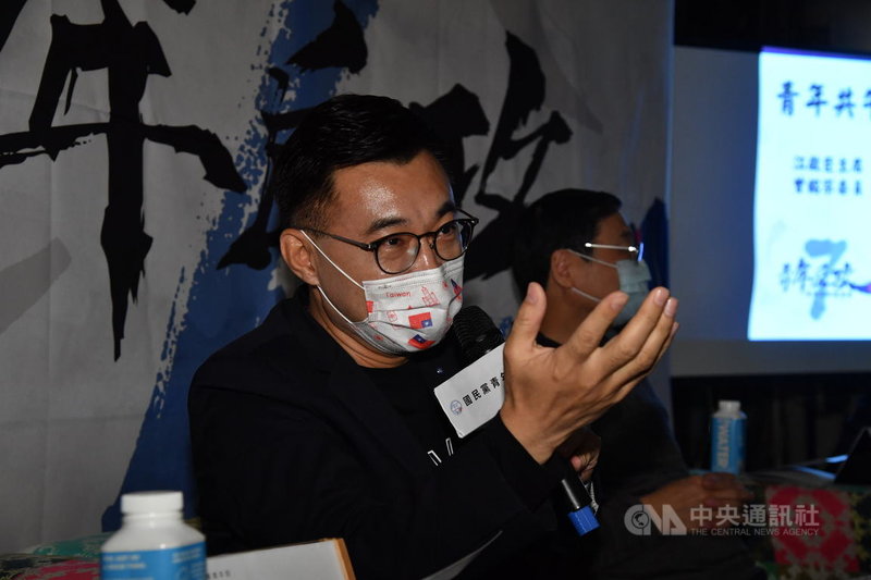 國民黨主席江啟臣(前)20日下午在台北出席「青年住好願景營-青年共午」活動,探討新世代所關注的居住議題,與青年世代交流。中央社記者王飛華攝 110年3月20日