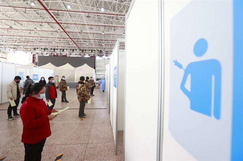 中國官方19日通報1例本土病例來自陝西省,這是中國時隔1個多月,再次出現本土疫情。圖為部分北京延慶冬奧賽區的工程建設者3月初到八達嶺國際會展中心接種疫苗。(中新社)