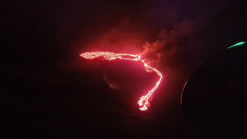 冰島雷克雅維克西南方約30公里處的法格拉達爾山(圖)19日火山噴發,所有進出基夫拉維克國際機場的航班因此停擺。(圖取自twitter.com/Vedurstofan)