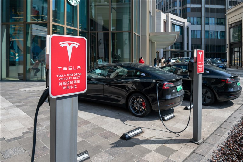 路透社報導,中國軍方以美國電動車大廠特斯拉車上攝影機有安全疑慮為由,禁止特斯拉的車進入軍事設施。圖為上海一間特斯拉車行。(中新社)