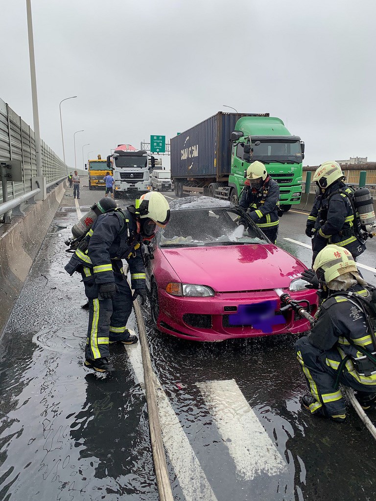 台中市清水區台61線西濱快速道路北上152K處20日發生車禍,一輛預拌混凝土車與自小客車碰撞,自小客車起火燃燒。(民眾提供)中央社記者郝雪卿傳真 110年3月20日